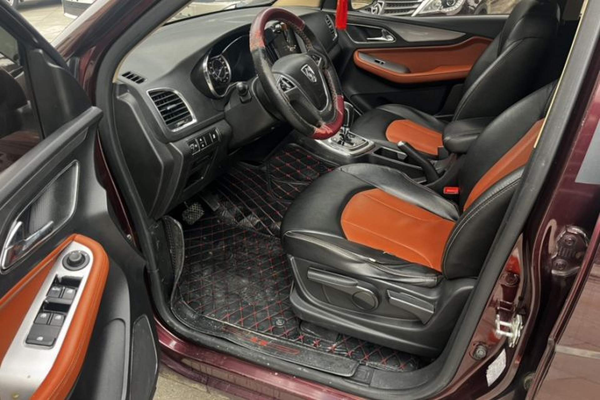 Used Baojun 560 2016 1.8L iAMT Elite Edition Interior 2