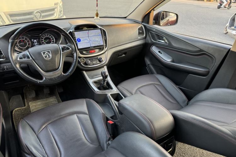 Used Baojun 560 2016 1.8L Manual Luxury Edition Interior 3