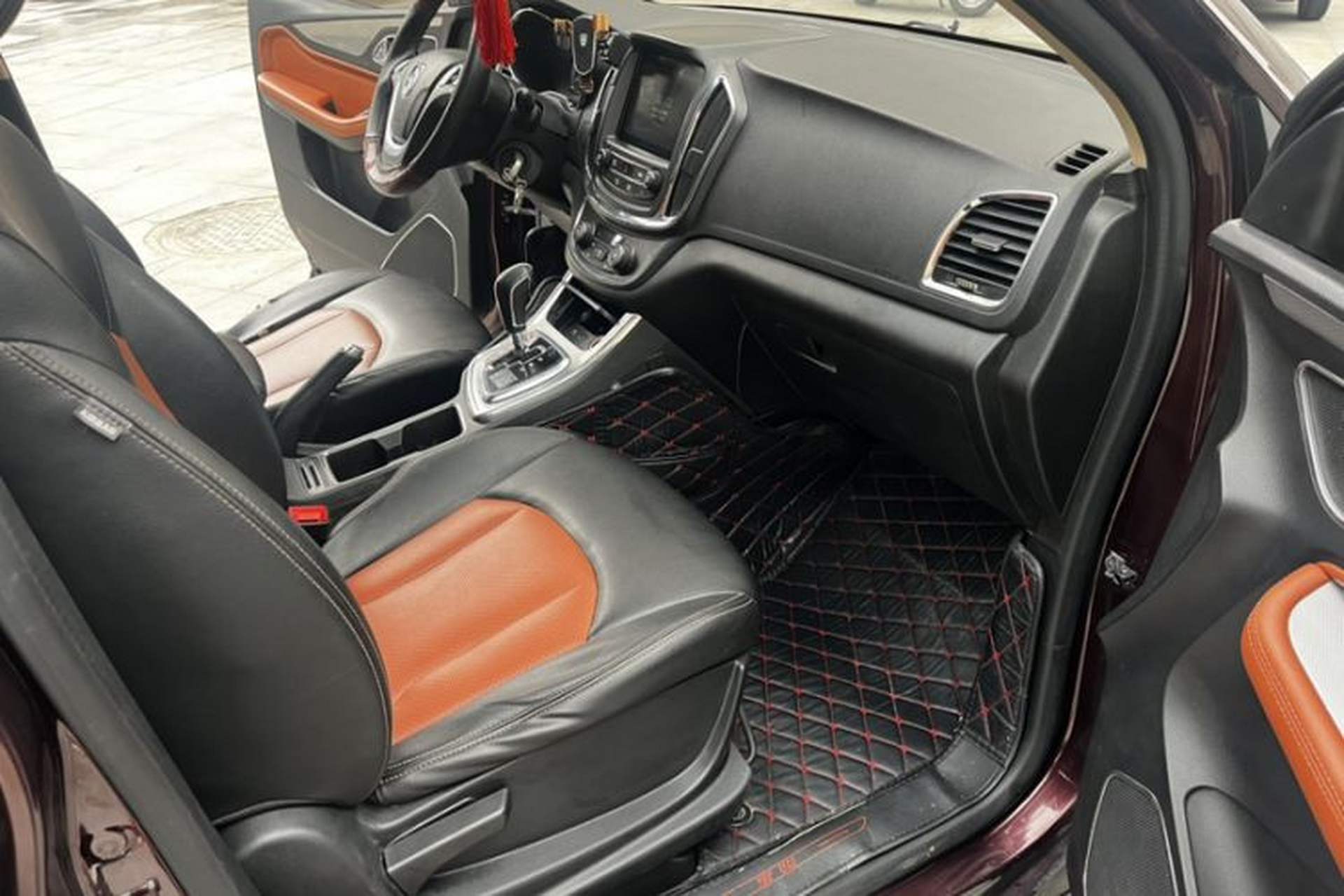 Used Baojun 560 2016 1.8L iAMT Elite Edition Interior 5