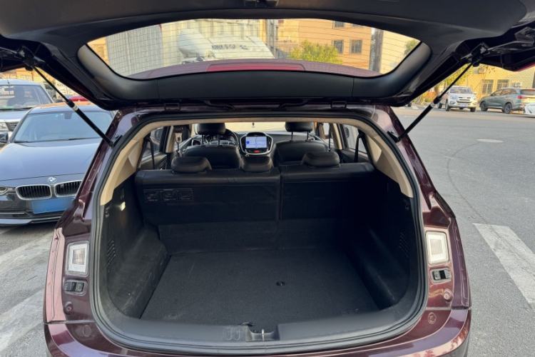 Used Baojun 560 2016 1.8L Manual Luxury Edition Interior 9