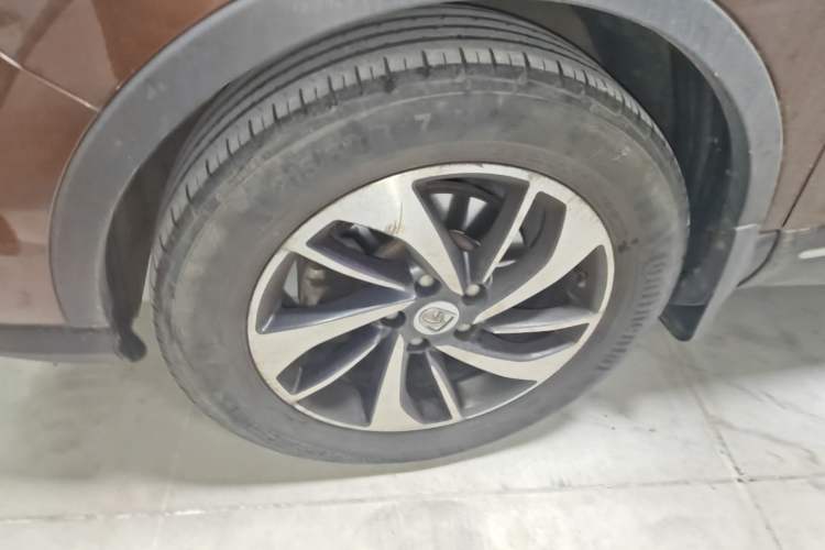 Used Baojun 560 2016 1.8L Manual Luxury Edition Left Front Wheel Hub