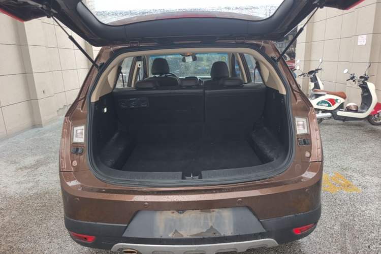 Used Baojun 560 2016 1.8L iAMT Luxury Model Trunk
