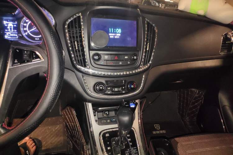 Used Baojun 560 2016 1.8L iAMT Luxury Model Audio And AC Panel