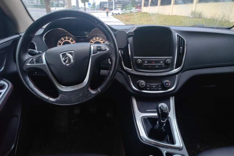 Used Baojun 560 2016 1.8L Manual Luxury Edition Center Console