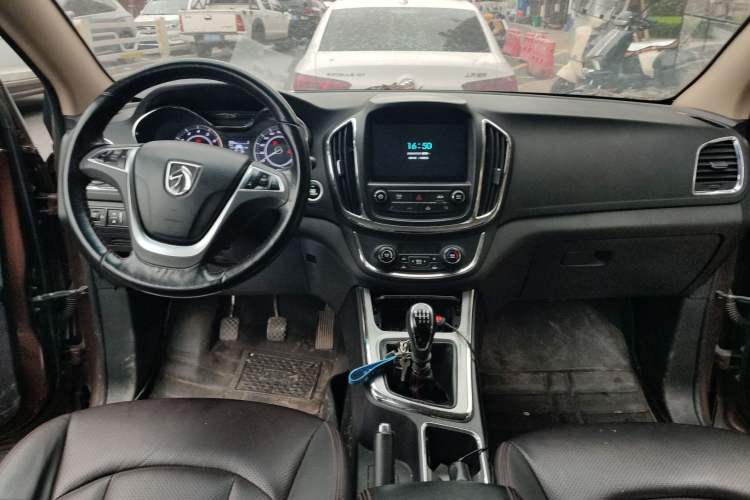 Used Baojun 560 2016 1.5T Manual Luxury Model Center Console
