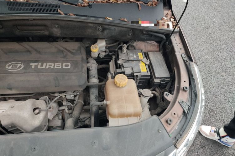 Used Baojun 560 2016 1.5T Manual Luxury Model Engine Bay Left
