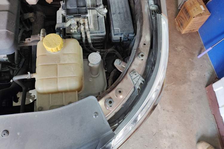 Used Baojun 560 2016 1.5T Manual Luxury Model Engine Bay Left