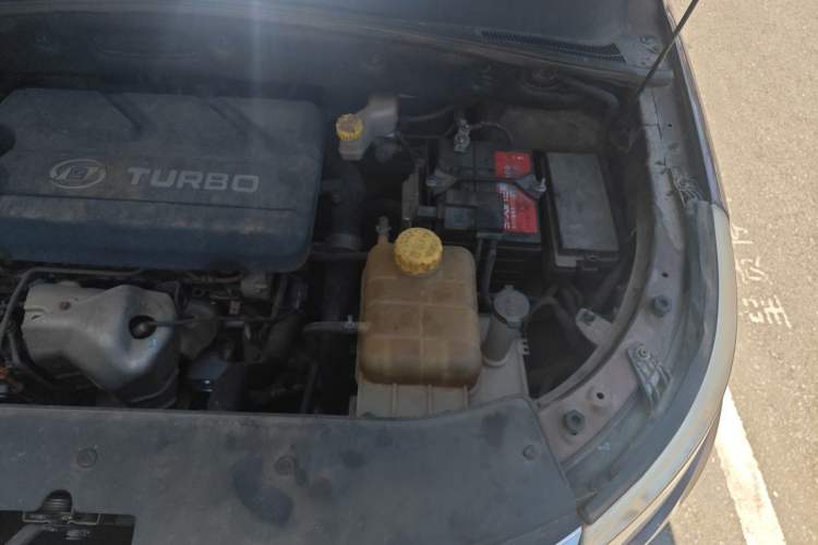 Used Baojun 560 2016 1.5T Manual Elite Edition Engine Bay Left