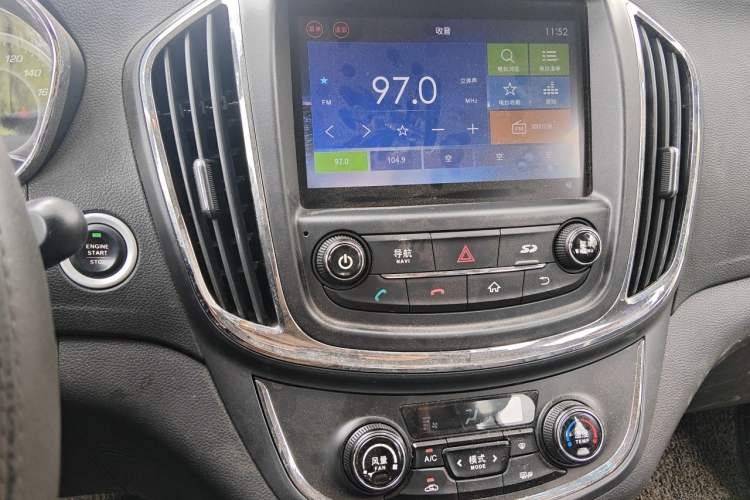 Used Baojun 560 2016 1.8L iAMT Luxury Model Audio And AC Panel