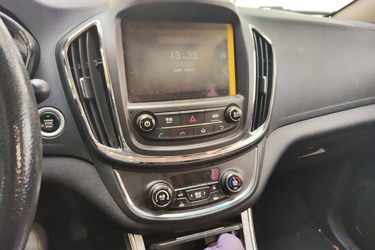 Used Baojun 560 2016 1.8L iAMT Luxury Model Audio And AC Panel