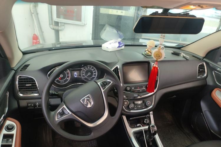 Used Baojun 560 2016 1.5T Manual Elite Edition Center Console