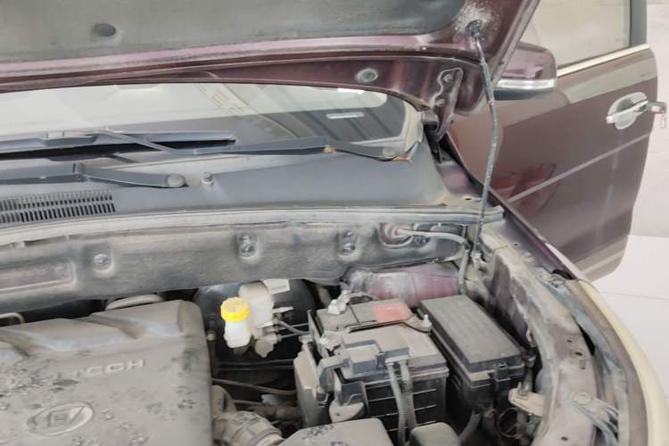 Used Baojun 560 2016 1.8L iAMT Elite Edition Engine Bay Left
