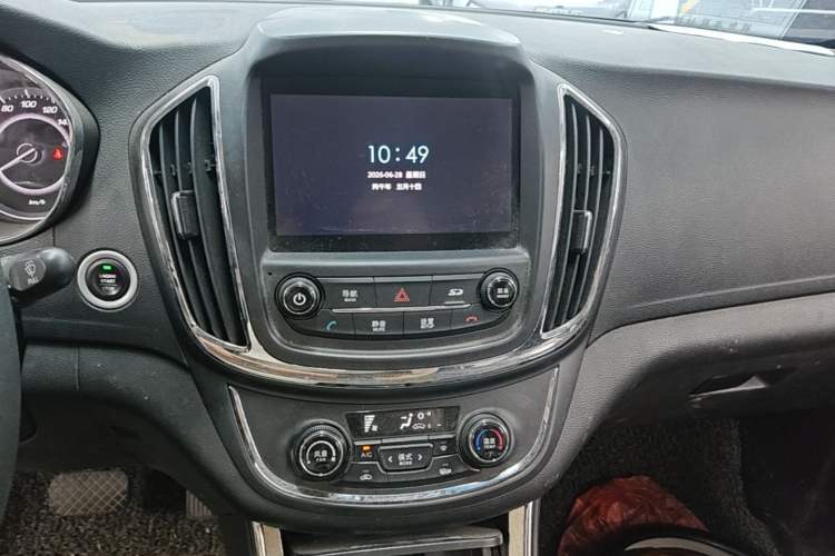 Used Baojun 560 2016 1.8L iAMT Luxury Model Audio And AC Panel