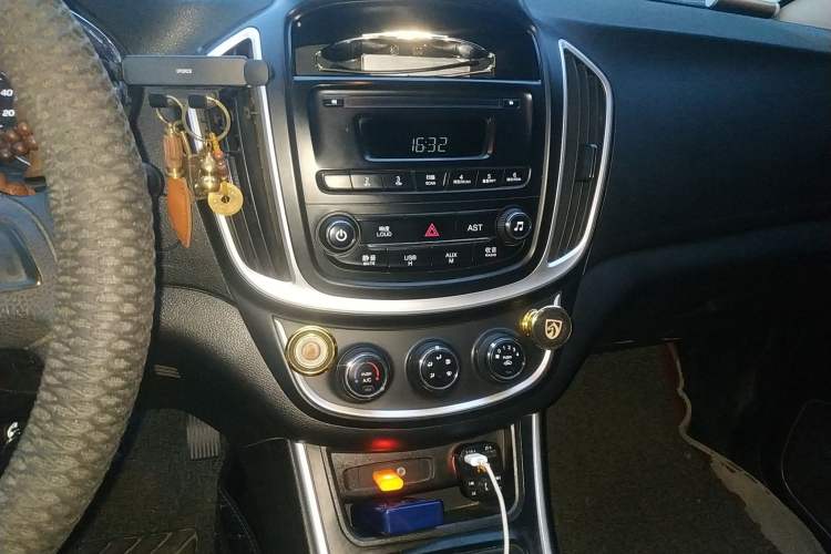 Used Baojun 560 2016 1.8L Manual Value Edition Audio And AC Panel