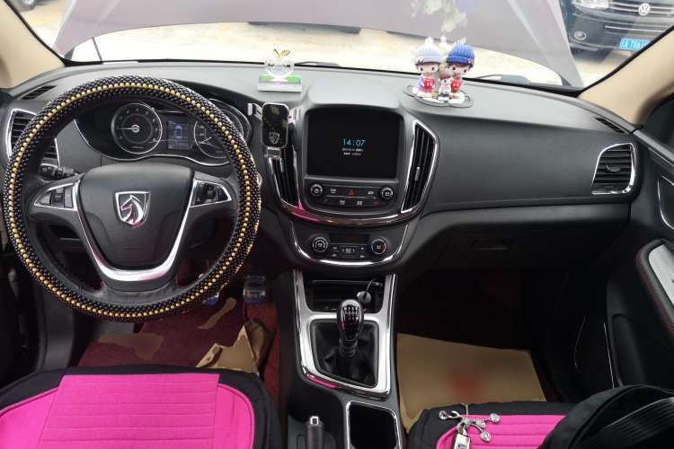 Used Baojun 560 2016 1.5T Manual Luxury Model Center Console
