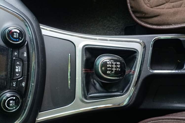 Used Baojun 560 2016 1.5T Manual Luxury Model Gear Lever
