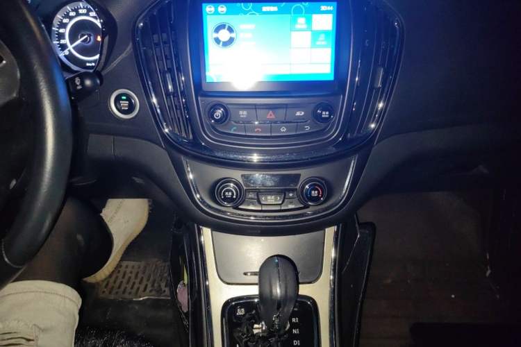 Used Baojun 560 2016 1.8L iAMT Luxury Model Audio And AC Panel