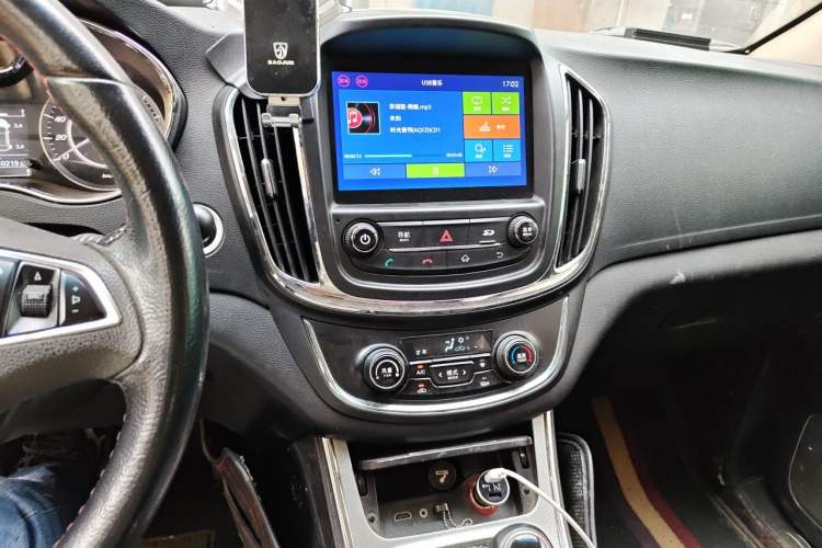Used Baojun 560 2016 1.5T Manual Luxury Model Audio And AC Panel