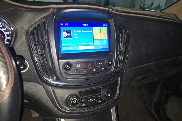 Used Baojun 560 2016 1.8L iAMT Luxury Model Audio And AC Panel