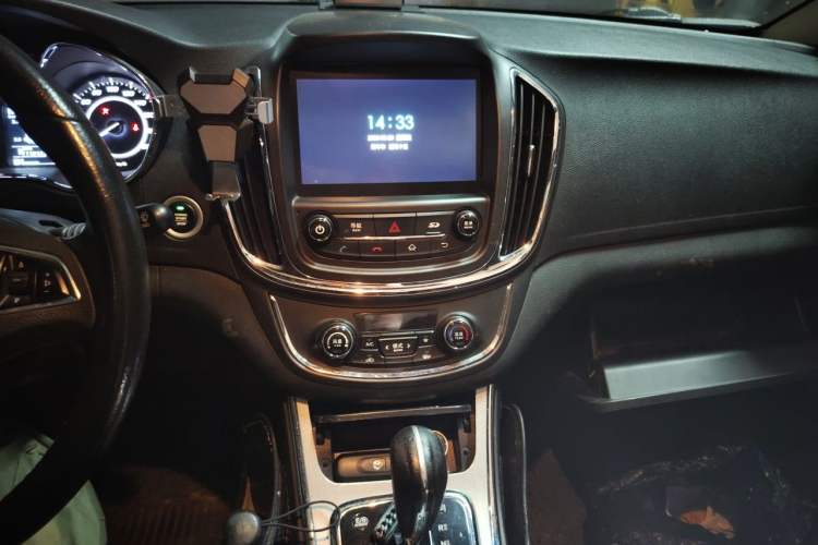 Used Baojun 560 2016 1.8L iAMT Luxury Model Audio And AC Panel