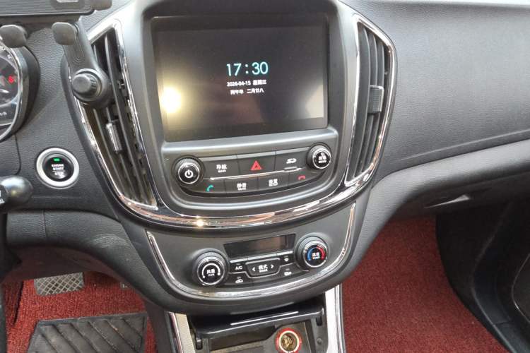 Used Baojun 560 2016 1.8L iAMT Luxury Model Audio And AC Panel