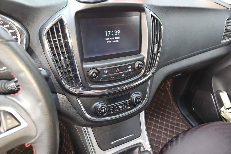 Used Baojun 560 2016 1.5T Manual Luxury Model Audio And AC Panel