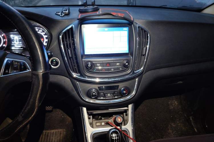 Used Baojun 560 2016 1.5T Manual Luxury Model Audio And AC Panel