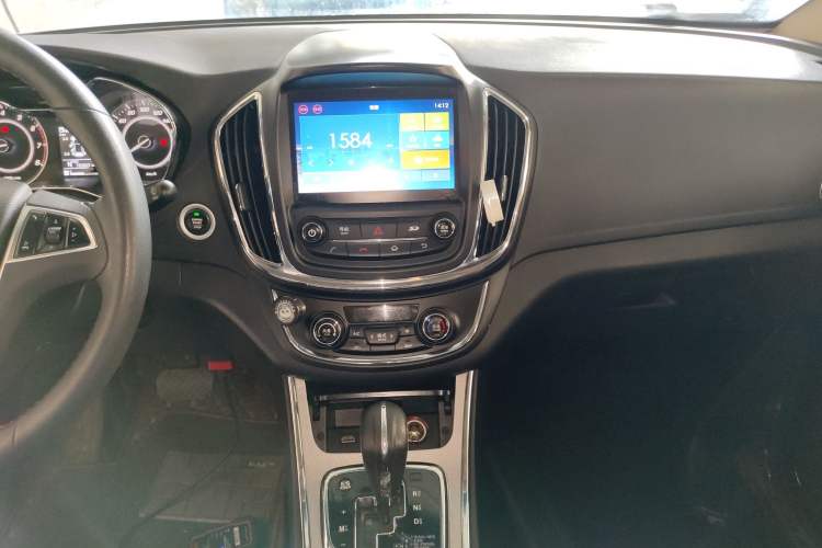 Used Baojun 560 2016 1.8L iAMT Luxury Model Audio And AC Panel
