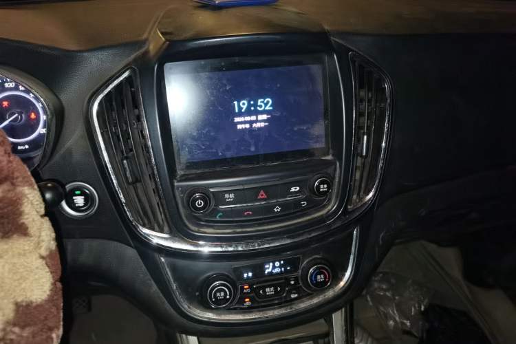 Used Baojun 560 2016 1.8L Manual Luxury Edition Audio And AC Panel
