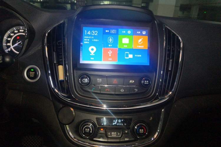 Used Baojun 560 2016 1.8L iAMT Luxury Model Audio And AC Panel