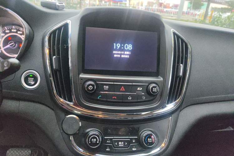 Used Baojun 560 2016 1.8L iAMT Luxury Model Audio And AC Panel