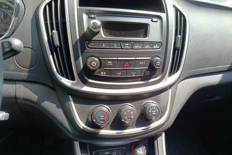 Used Baojun 560 2016 1.8L Manual Value Edition Audio And AC Panel