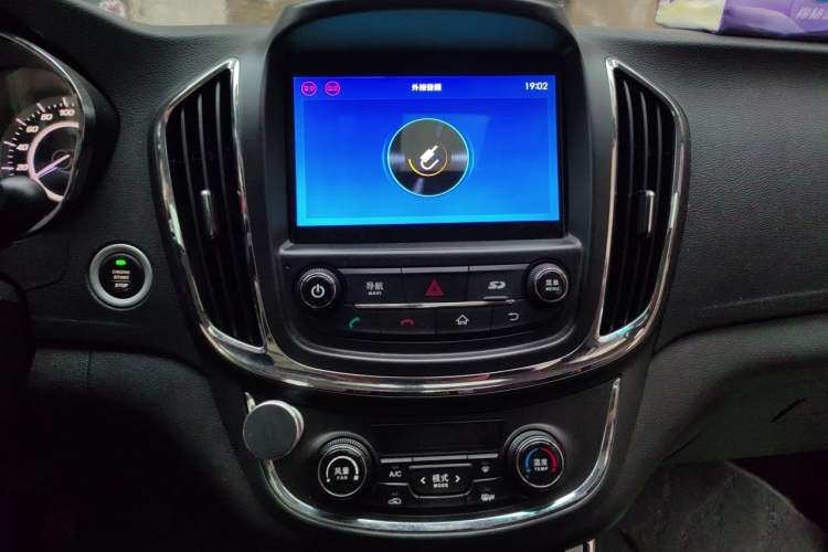 Used Baojun 560 2016 1.5T Manual Luxury Model Audio And AC Panel
