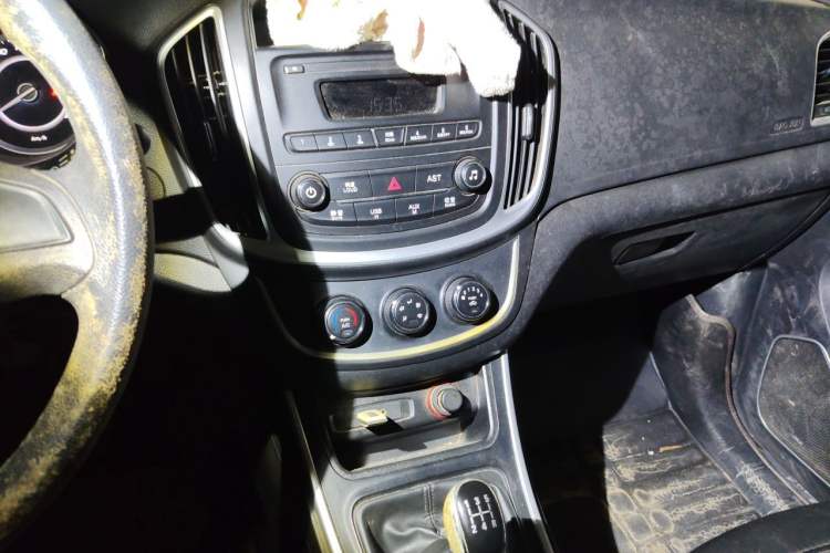 Used Baojun 560 2016 1.8L Manual Value Edition Audio And AC Panel
