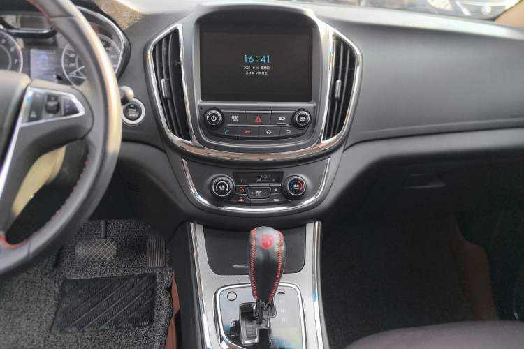 Used Baojun 560 2016 1.8L iAMT Luxury Model Audio And AC Panel