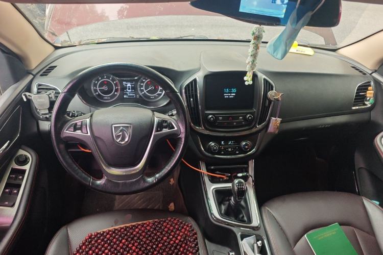 Used Baojun 560 2016 1.5T Manual Luxury Model Center Console