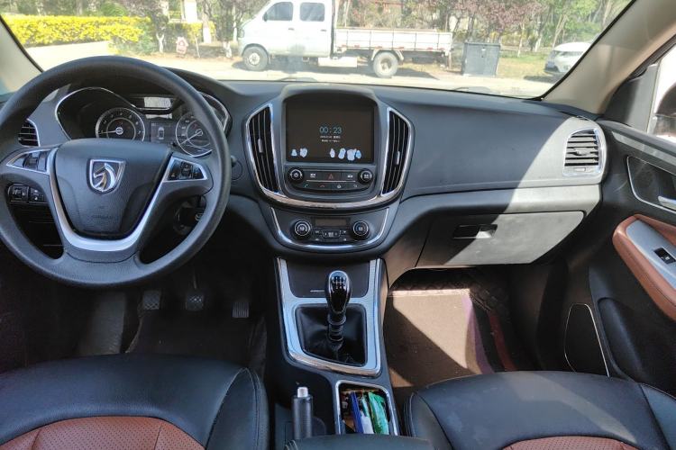Used Baojun 560 2016 1.5T Manual Elite Edition Center Console