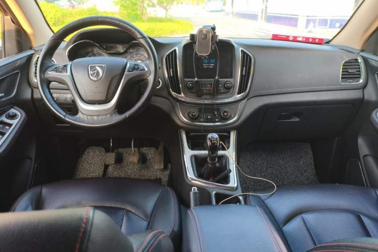 Used Baojun 560 2016 1.5T Manual Luxury Model Center Console