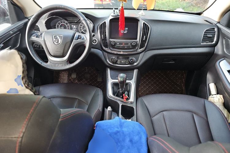 Used Baojun 560 2016 1.5T Manual Luxury Model Center Console