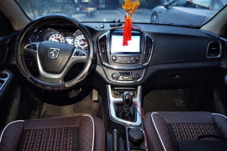Used Baojun 560 2016 1.5T Manual Luxury Model Center Console