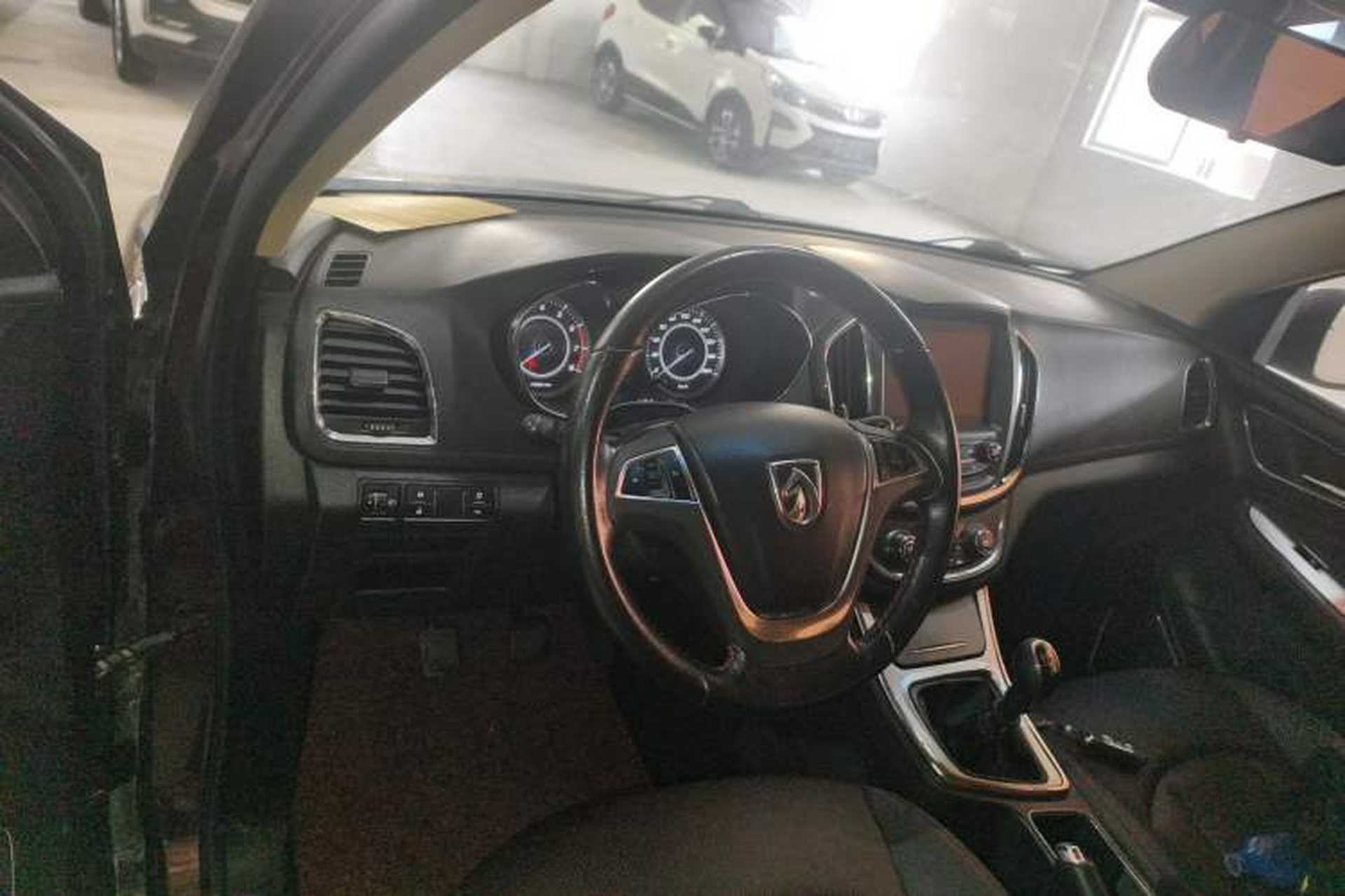 Used Baojun 560 2016 1.5T Manual Luxury Model Center Console