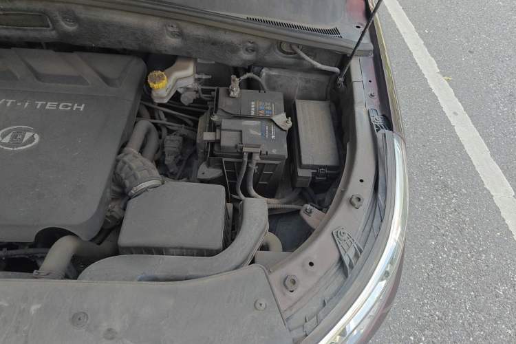 Used Baojun 560 2016 1.8L iAMT Luxury Model Engine Bay Left