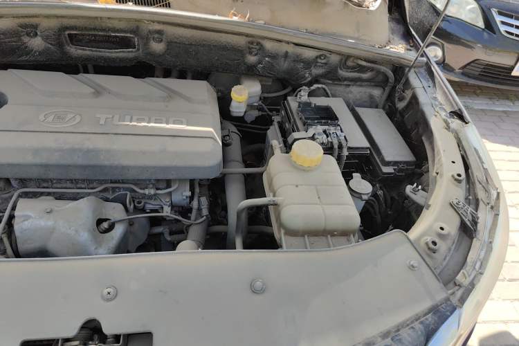 Used Baojun 560 2016 1.5T Manual Elite Edition Engine Bay Left