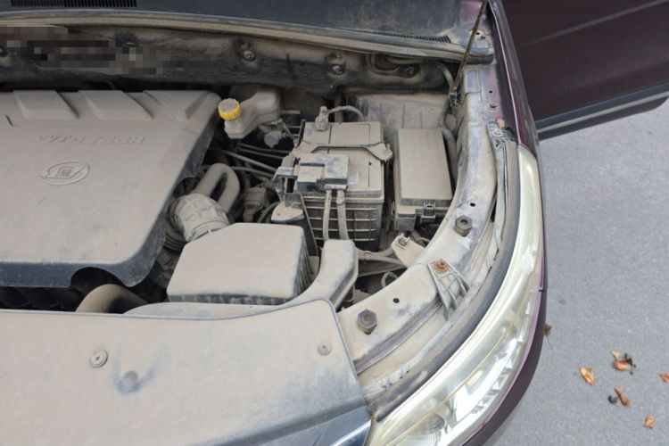 Used Baojun 560 2016 1.8L iAMT Luxury Model Engine Bay Left