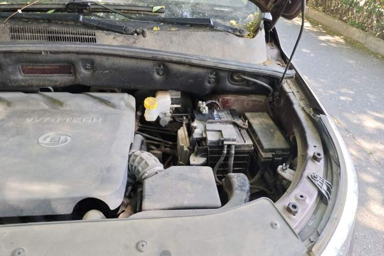 Used Baojun 560 2016 1.8L iAMT Luxury Model Engine Bay Left