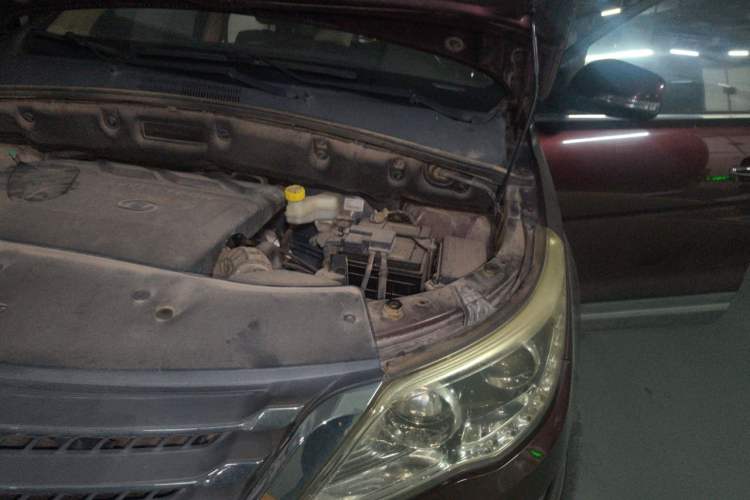 Used Baojun 560 2016 1.8L iAMT Luxury Model Engine Bay Left