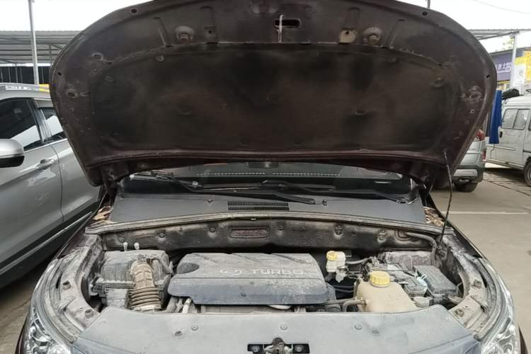 Used Baojun 560 2016 1.5T Manual Elite Edition Engine Bay