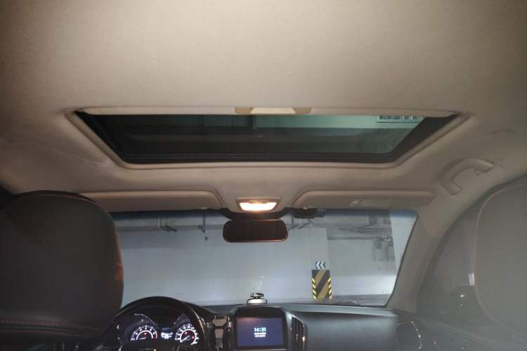 Used Baojun 560 2016 1.8L iAMT Luxury Model Headliner