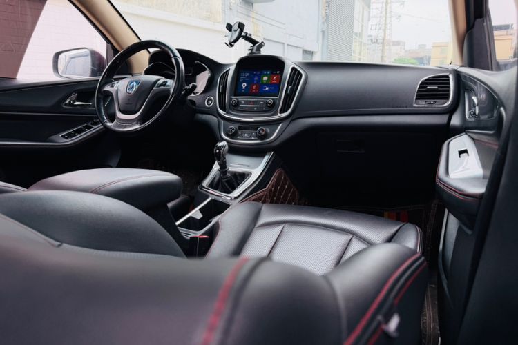 Used Baojun 560 2016 1.8L Manual Luxury Edition Interior 2