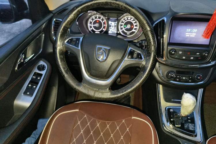 Used Baojun 560 2016 1.8L iAMT Luxury Model Interior 3